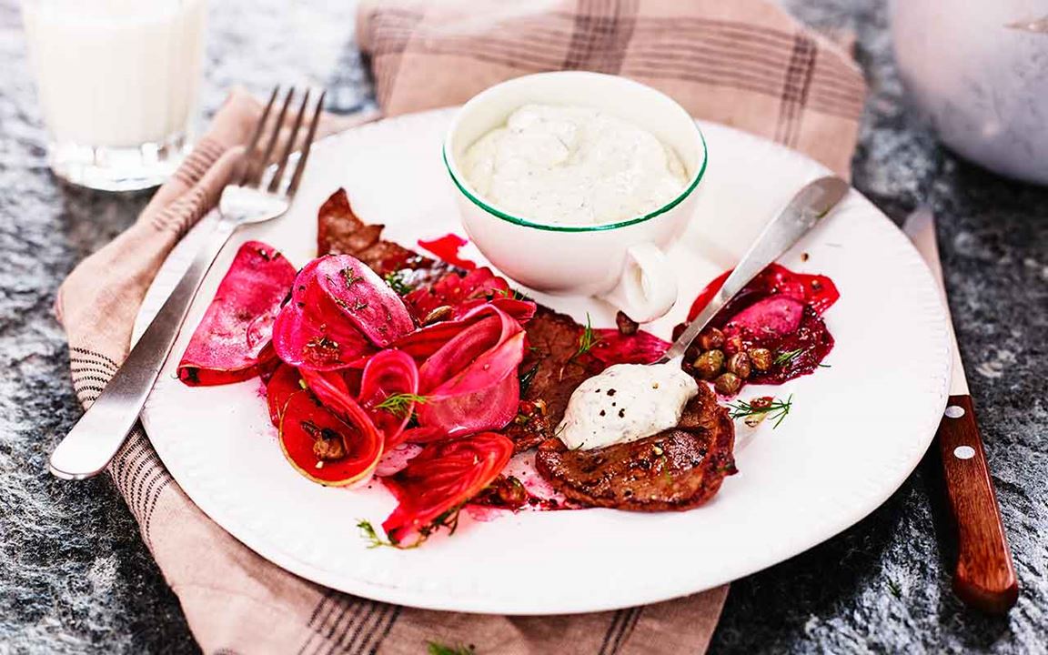 Lövbiff med rödbeta, äpple och dillsallad