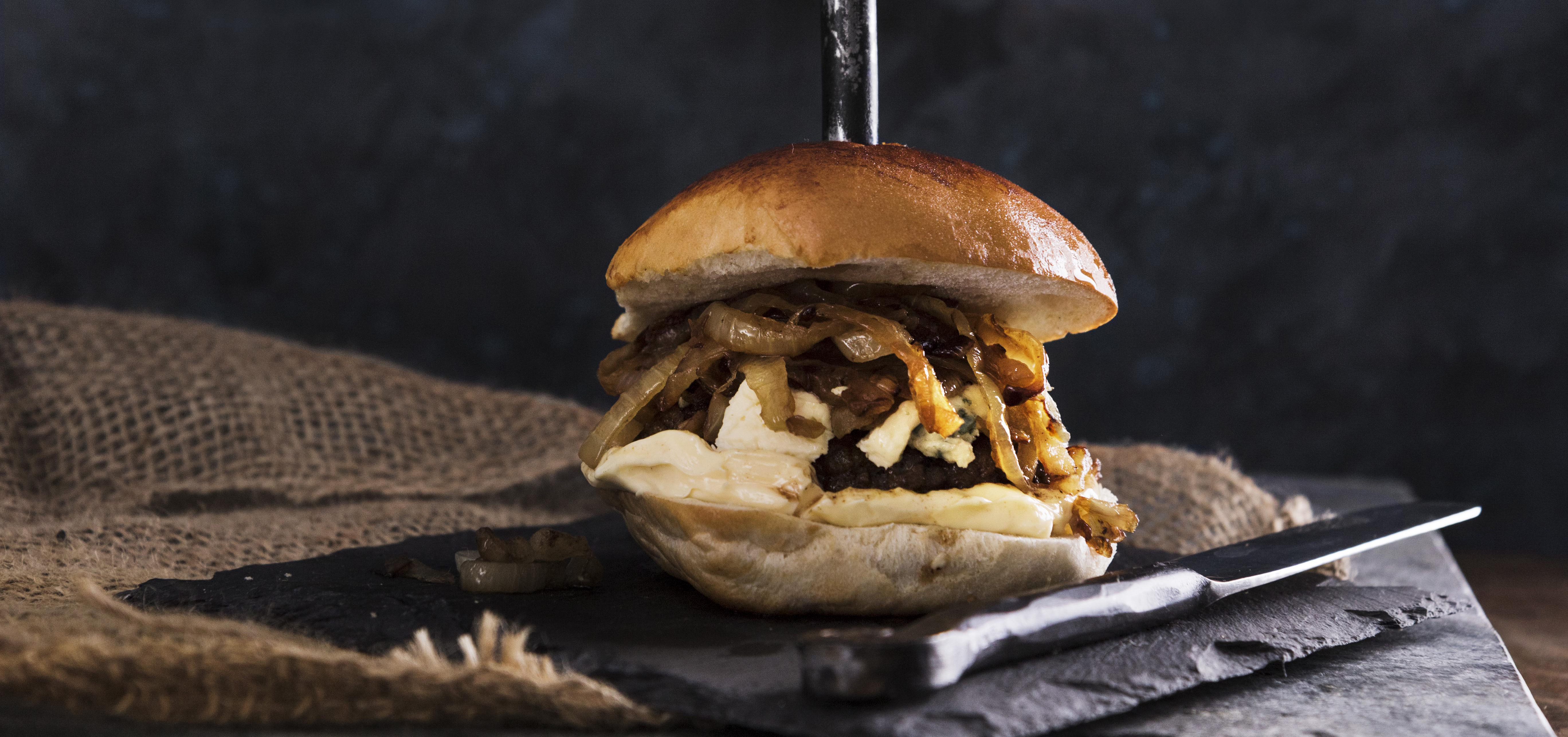 Hamburgare med ädelost och karamelliserad lök