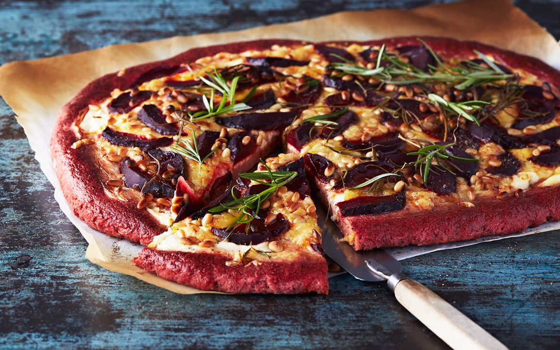 Rödbetspizza med färskost och pinjenötter