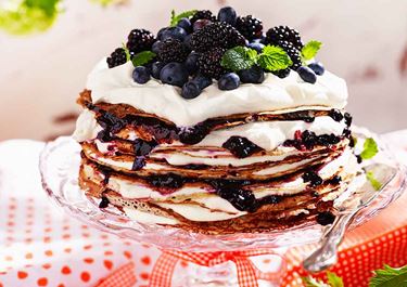 Pannkakstårta med vanilj, blåbär och grädde