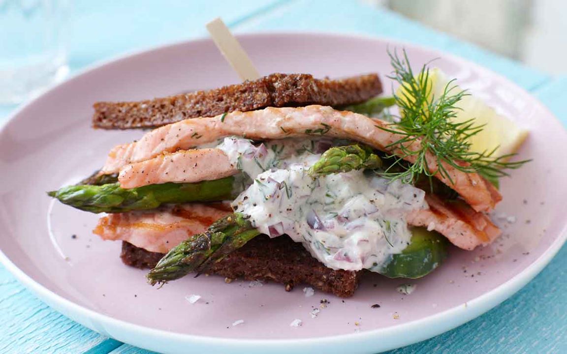 Laxburgare med lökdressing