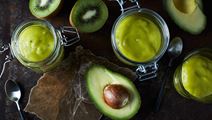 Grön smoothie med avokado och kiwi