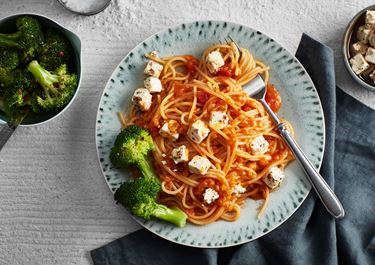 Spaghetti med linssås och broccolisallad