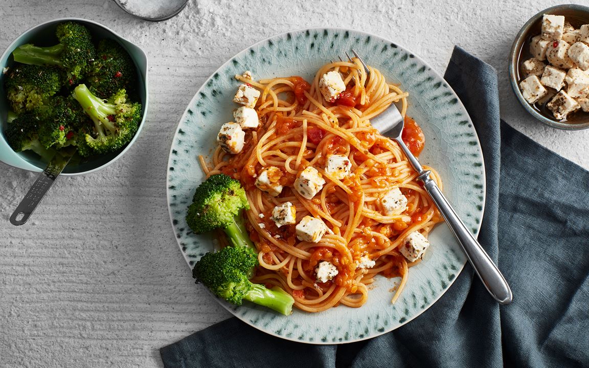 Spaghetti med linssås och broccolisallad