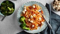 Spaghetti med linssås och broccolisallad