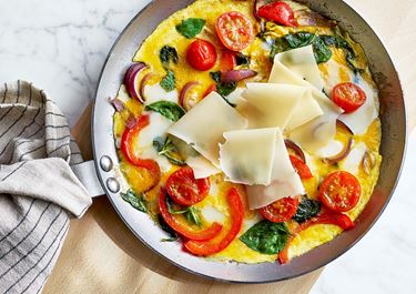Omelett med ost, spenat och paprika