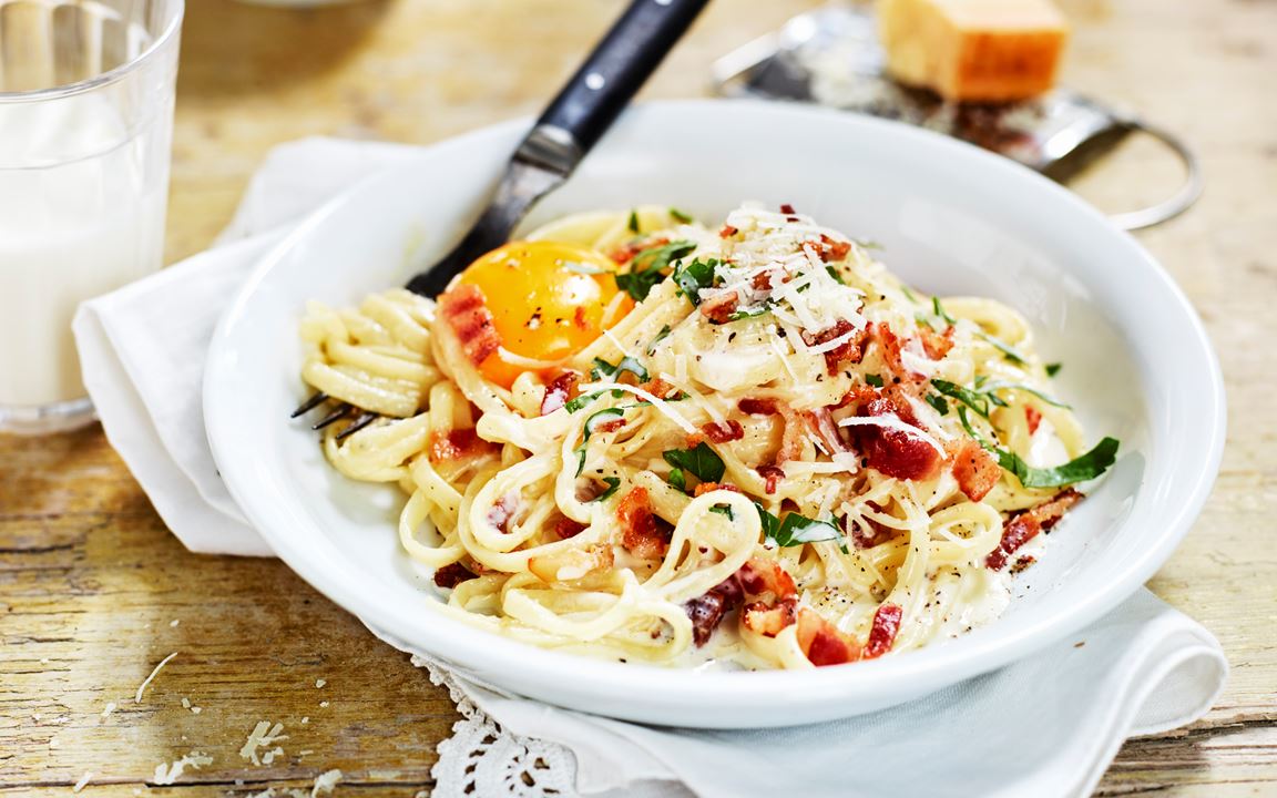 Pasta carbonara med syrad grädde
