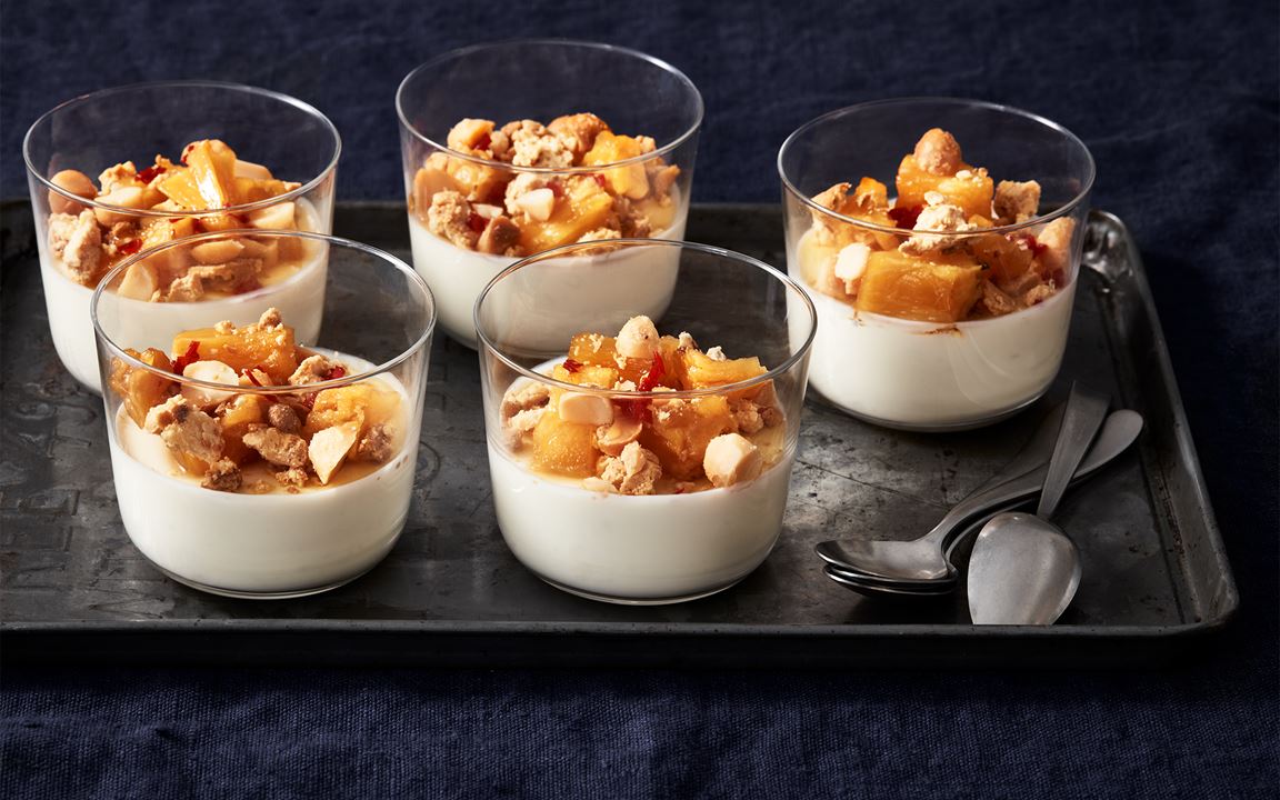 Limepannacotta med ananas, rostade nötter och vit choklad