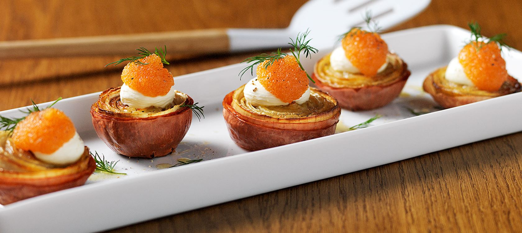 Ugnsbakad lök med löjrom och crème fraiche