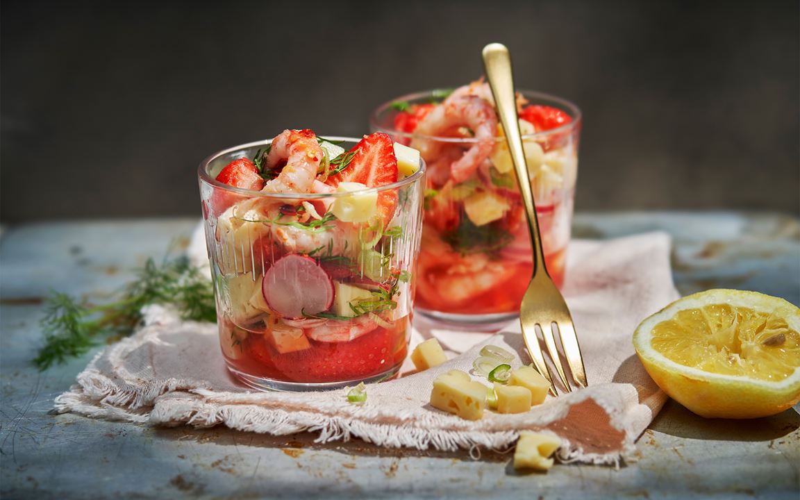 Svensk ceviche med ost och marinerade jordgubbar