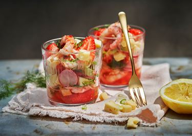 Svensk ceviche med ost och marinerade jordgubbar