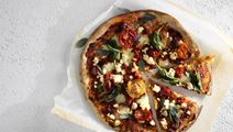 Pizza med chorizo och rostade tomater