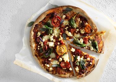 Pizza med chorizo och rostade tomater