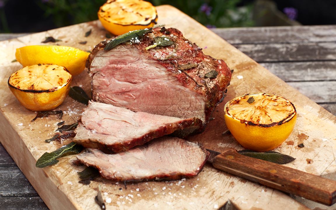 Helgrillad fläskkarré med salvia och citron
