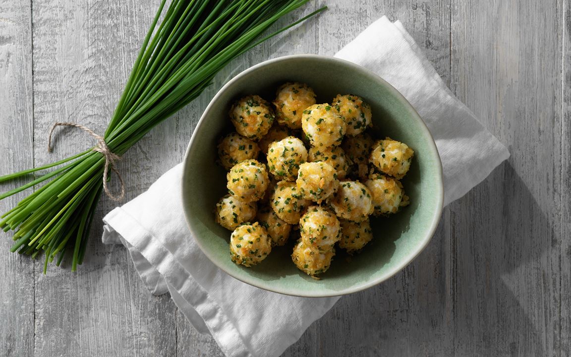 Ostbollar med cheddar och gräslök