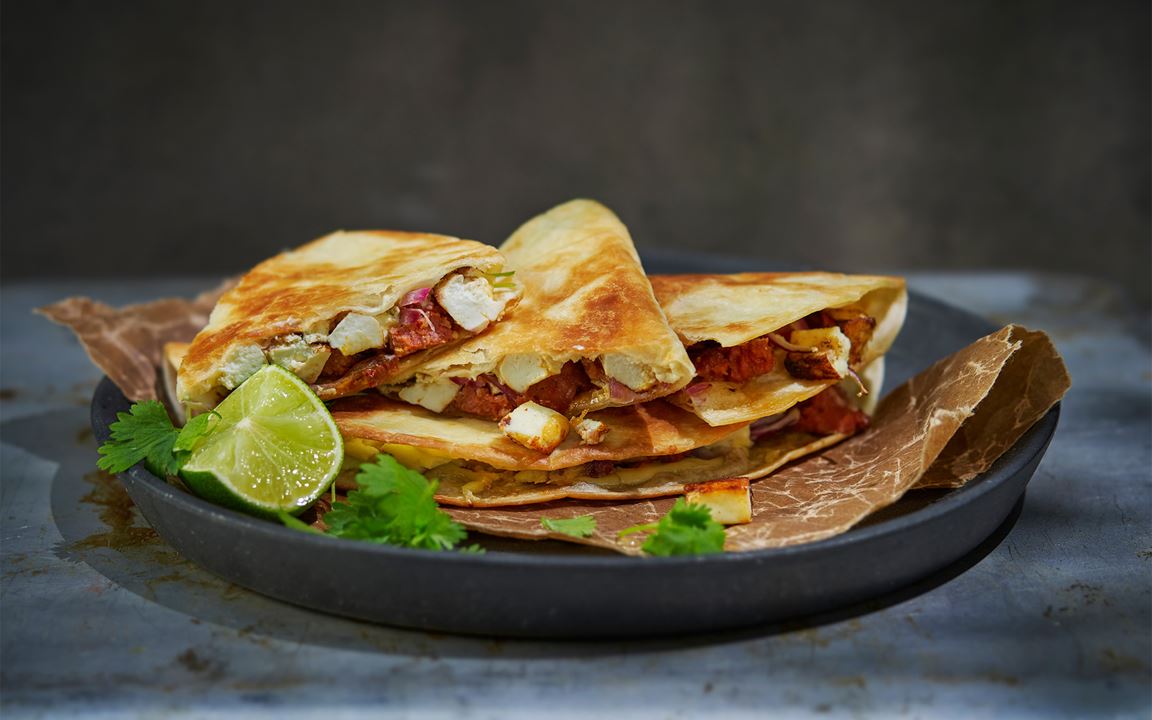 Quesadillas med paneer,  chorizo och koriander