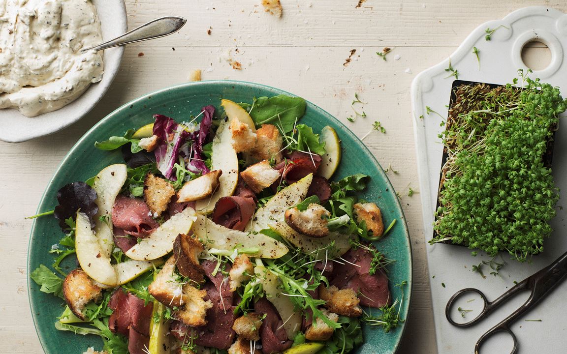 Sallad med rostbiff, krasse och päron