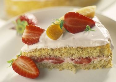 Lätt tårta med jordgubbar