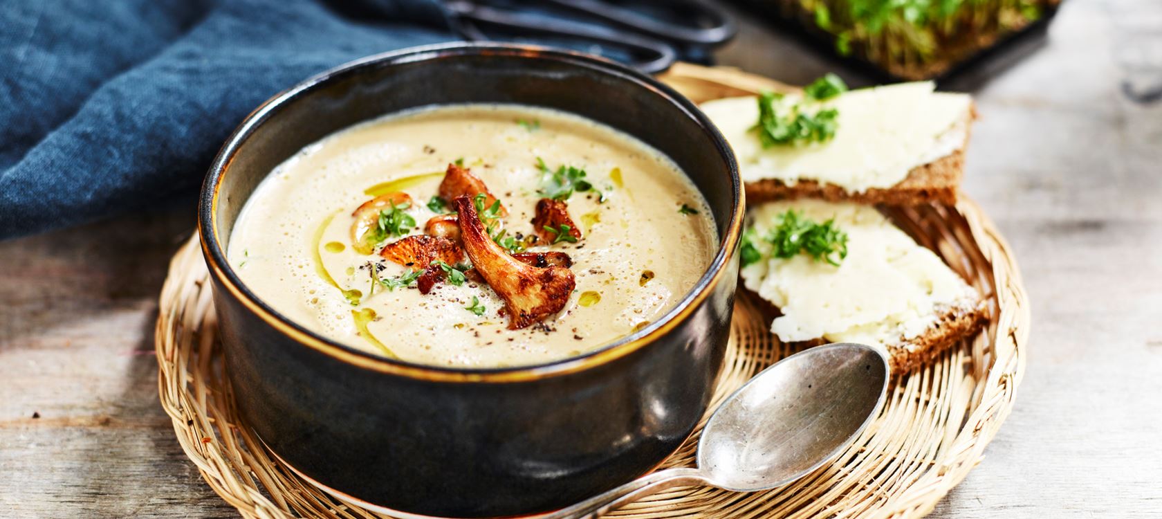 Kantarellsoppa med syrad grädde
