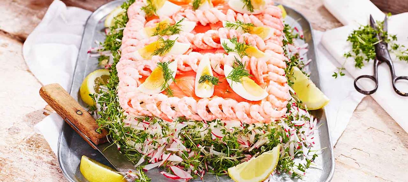 Lyxig smörgåstårta med räkor och lax - Recept | Arla