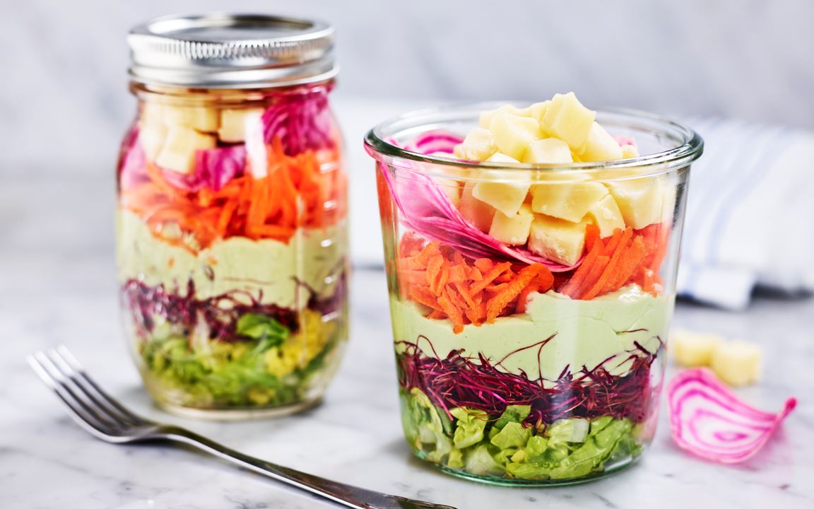 Sallad med ost och avokadokräm