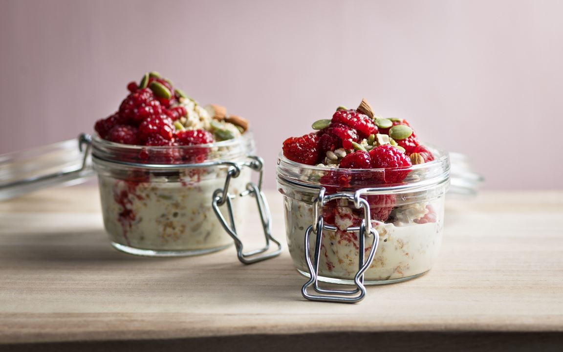 Overnight oats med rårörda hallon och mandel