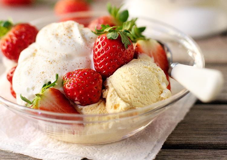 Jordgubbar Glass Och Gr dde Recept Arla jordgubbar-glass-och-gr-dde-recept-arla