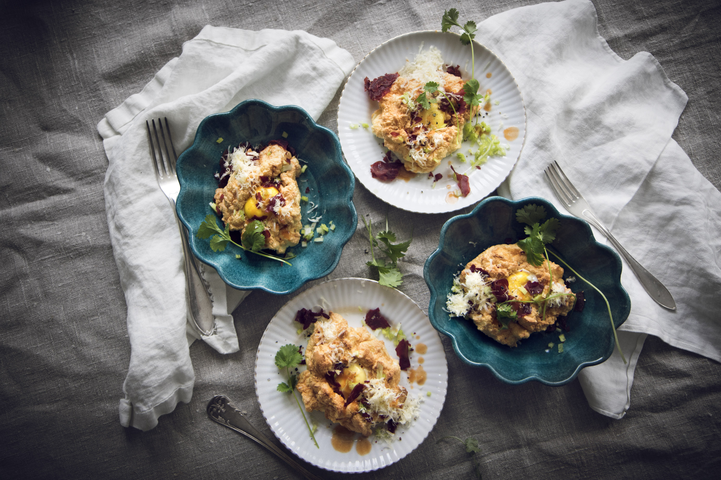 Egg clouds med cheddar och bresaola