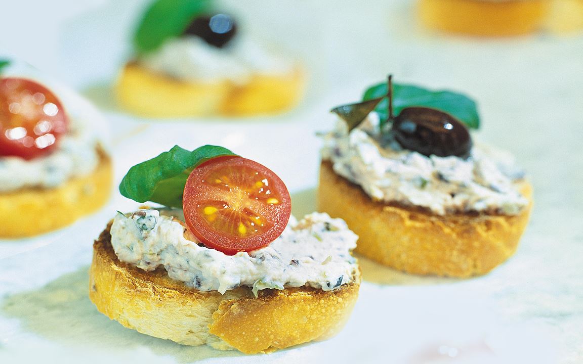 Färskost med oliver på crostini