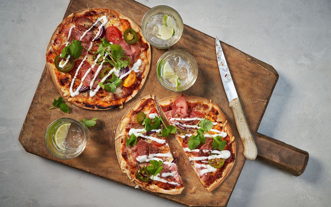 Tortillapizza med jalapeno och gräddfil