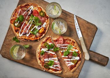 Tortillapizza med jalapeno och gräddfil