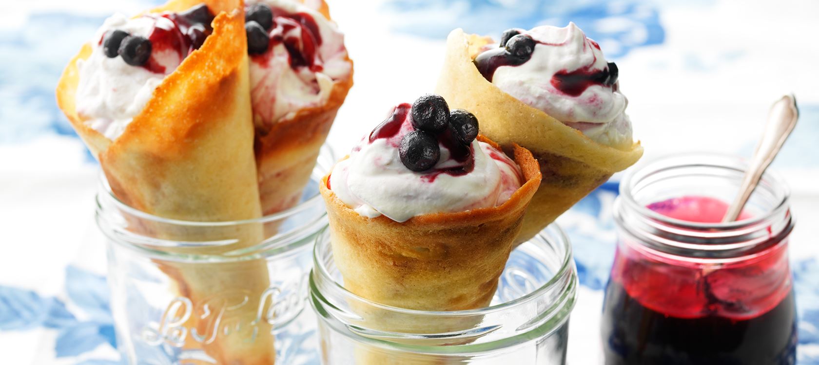 Vaniljstrutar med yoghurtgrädde och vinbär