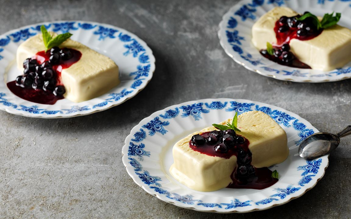 Kolaparfait med svarta vinbär