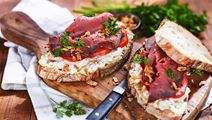 Reuben-smörgås med rostbiff & surkålsfärskost