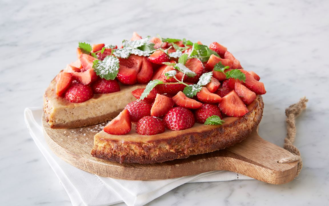 Cheesecake med jordgubbar och rabarber