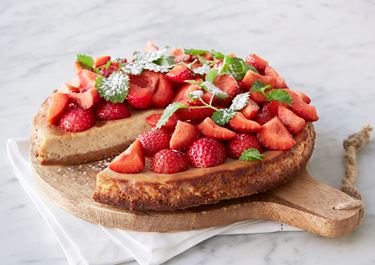 Cheesecake med jordgubbar och rabarber