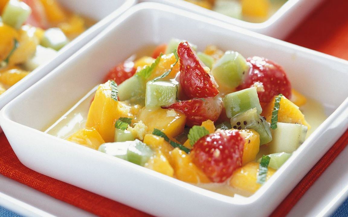 Fruktsallad med varm vit chokladsås