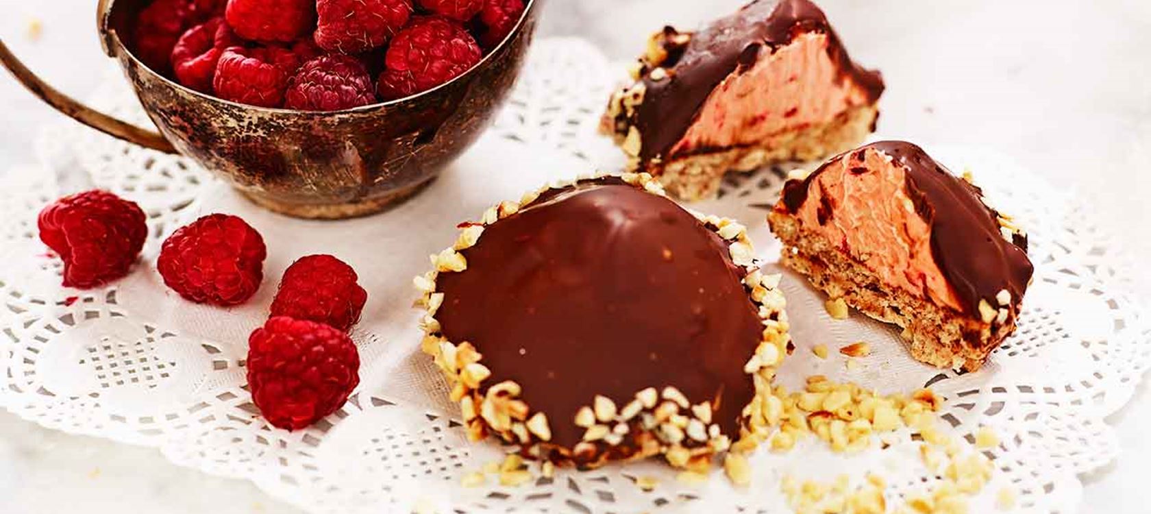 Biskvier med mjölkchoklad och hallon