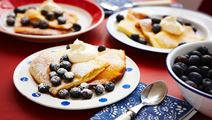 Citronpannkaka med blåbär och smetana