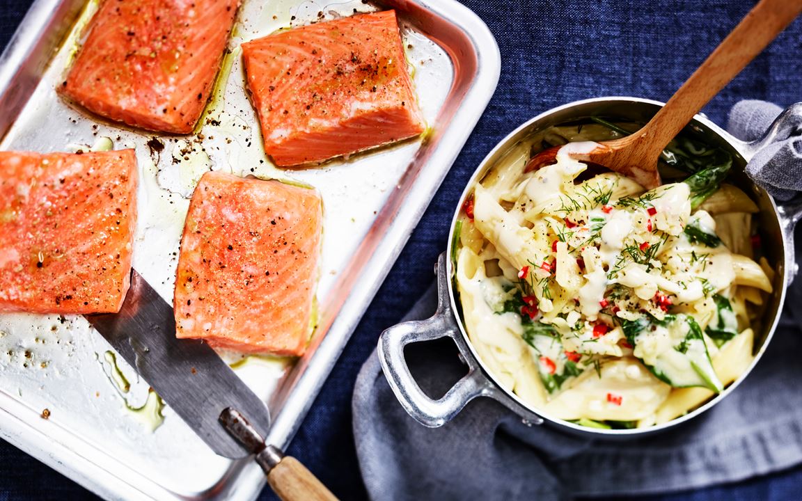 Lax i ugn med krämig penne, spenat och chili