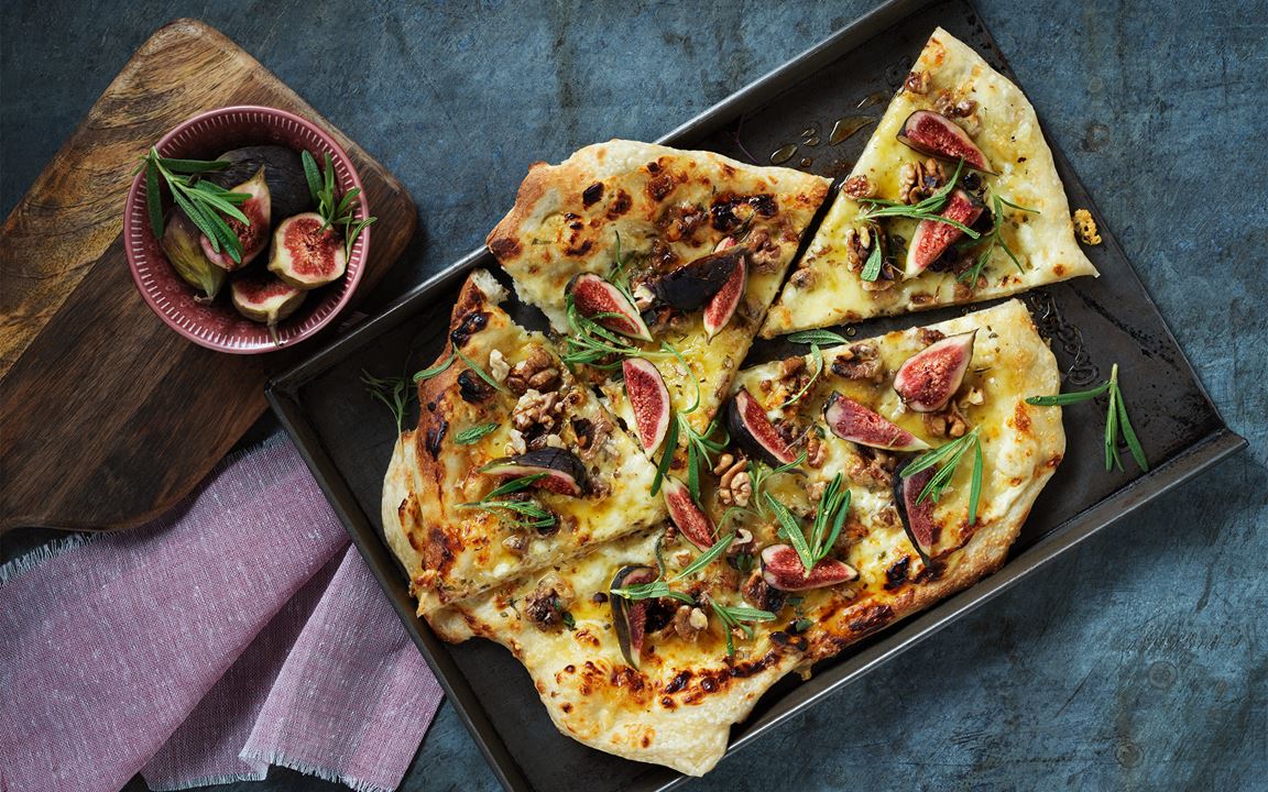 Pizza med cheddar och rosmarin