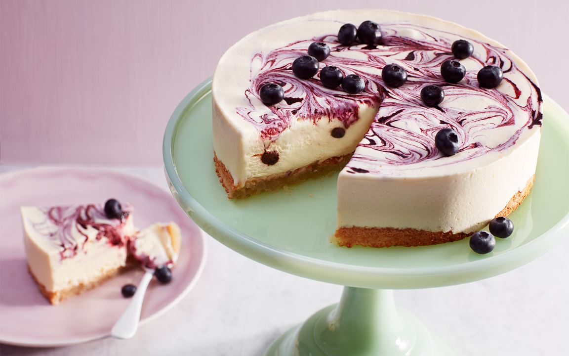 Glasstårta med citrongräs och blåbär på biskvibotten