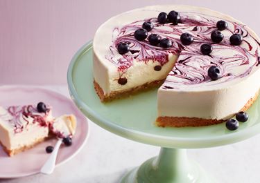Glasstårta med citrongräs och blåbär på biskvibotten
