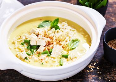 Thaisoppa med tofu och nudlar