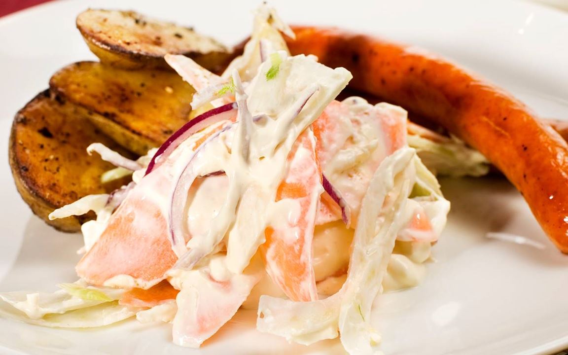 Kabanoss och coleslaw med fänkål