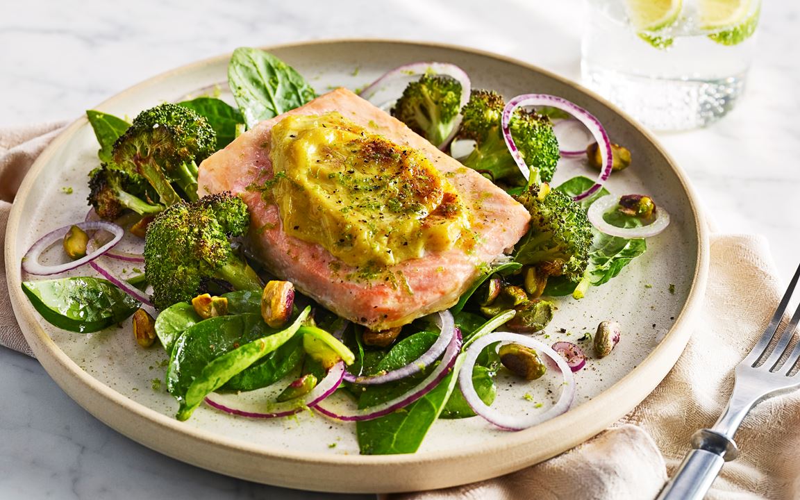 Lax med fruktig currysmak och limedressad broccoli