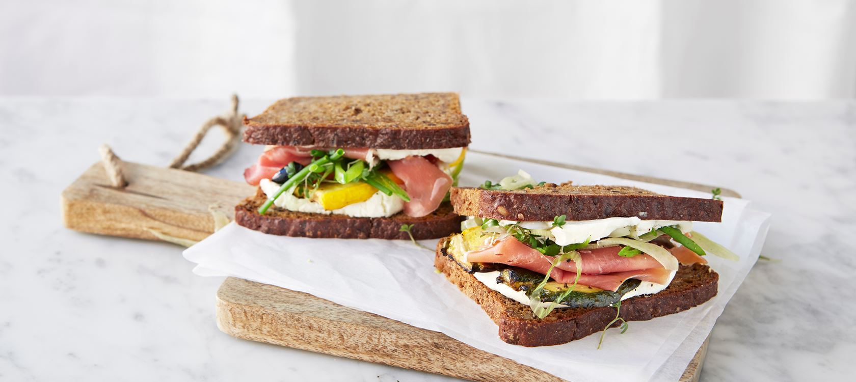 Rågbröd med serranoskinka och grillat grönt