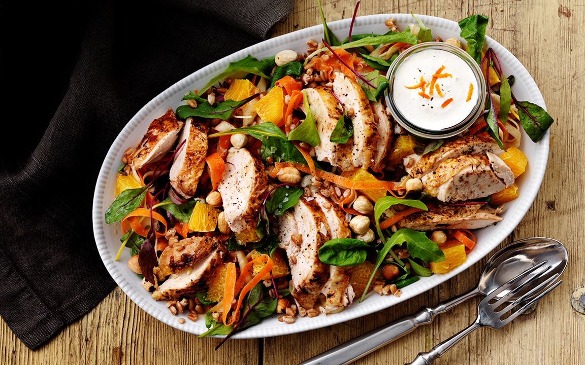 Kycklingsallad med apelsin och nötter