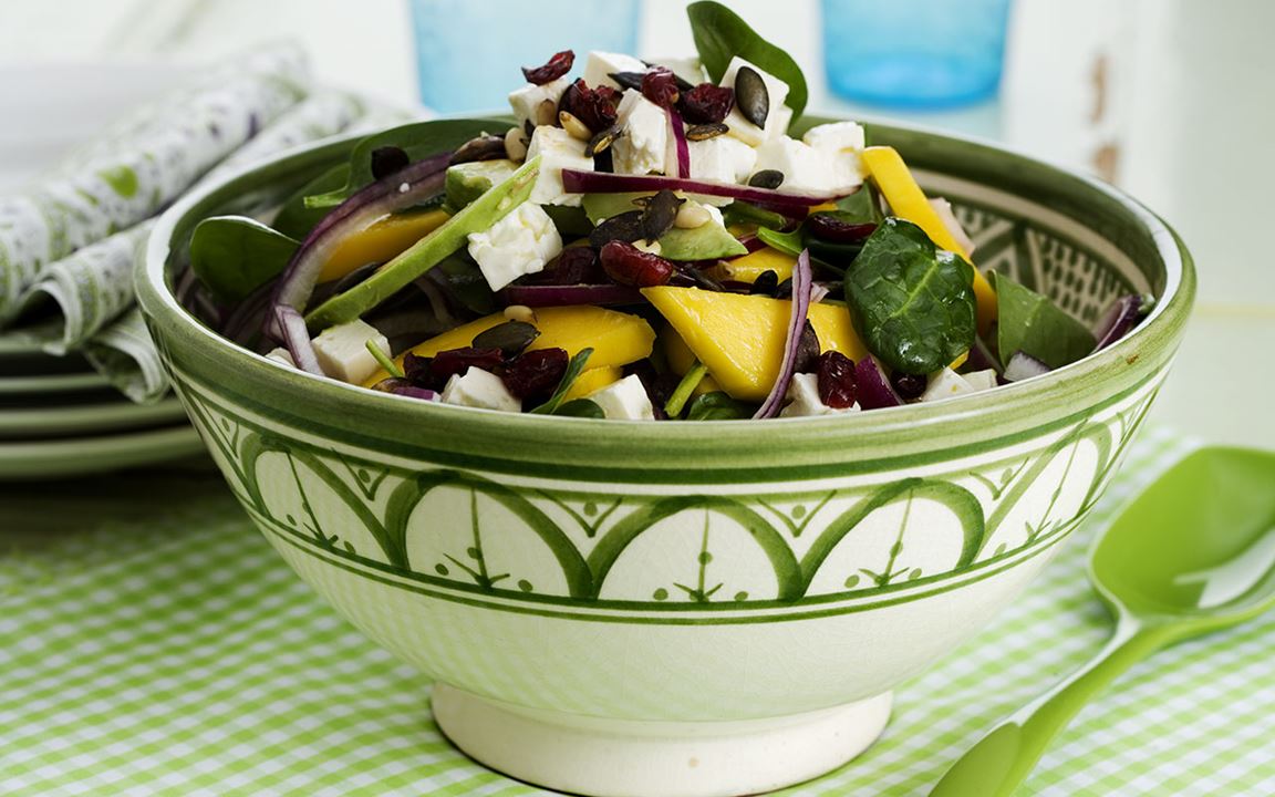 Spenatsallad med mango och salladstopping