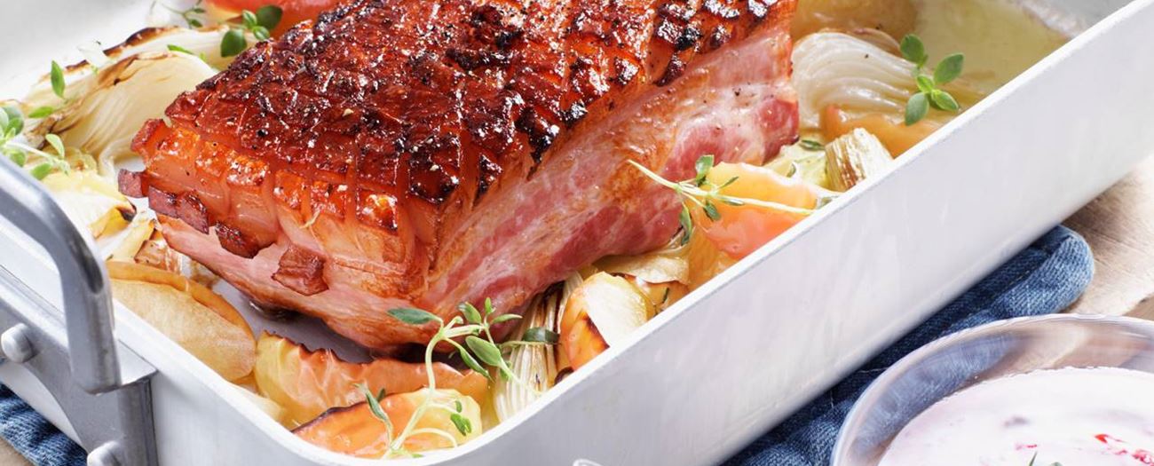 Ugnsstekt sidfläsk med lingongräddfilssås-image